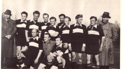 Bild: nbu
Die B-Klassenmeisterschaft 1952/53 und den Aufstieg des FC Freihung in die A-Klasse Weiden feierten seinerzeit (stehend, von links) Vorsitzender Carl Schröder, Georg Schenk, Spielertrainer Georg Süß, Emil Hufnus, Adolf Hörl, Michael Heuberger, Alfons Meier, Ludwig Kohl, Georg Krapf, Zweiter Vorsitzender Justin Sittl, (kniend, von links) Adam Rittner, Willibald Bauer, Kurt Eisenmenger.