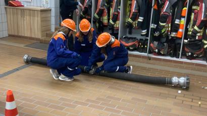 Bild: sche
Das Kuppeln einer Saugleitung will gelernt sein. Jugendwarte der Feuerwehren in der Gemeinde Freudenberg, die den Jugendlichen dies beibringen, erhalten künftig eine Aufwandsentschädigung.