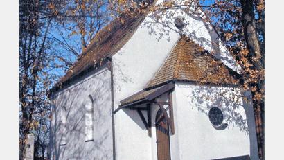 Bild: whü
Zum 70. Mal hat sich der Jahrestag der Weihe der Kapelle Herz Jesu in Roslas gejährt. Aus diesem Anlass feiert Pfarrer Sven Grillmeier am Freitag dort einen Gottesdienst.