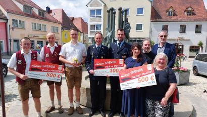 Bild: Birgit Pflaum/exb
Das Bild entstand bei der Spendenübergabe und zeigt (von links) Andre Pflaum, Josef Bauer (Stadtkapelle Pfreimd), Komponist Dominik Pflaum, Hannes Menzl, Stefan Meißner (FFW Pfreimd), Kathrin Mertins, Florian Klein, Rudi Plonner, Alexandra Kleber (Sing- und Musikschule.