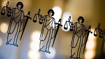 Bild: Rolf Vennenbernd/dpa/Symbolbild
Die Justitia ist an einer Scheibe am Eingang zum Oberlandesgericht zu sehen.