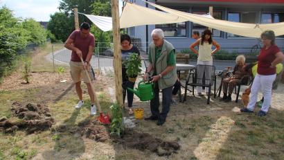 Bild: sne
Tobias Brandl und Johanna Schüller arbeiten fleißig am Sinnesgarten, die Gäste helfen begeistert mit.
