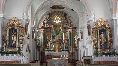Bild: kro
Im Zentrum der Kirche befindet sich der Hochaltar mit dem heiligen Michael und den Skulpturen der beiden Erzengel Gabriel (links) und Raphael (rechts). Links und rechts gibt es Seitenaltäre.