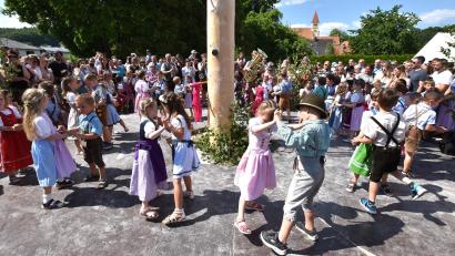 Bild: no
Dicht an dicht standen die Besucher der Illschwanger Kirwa, als 17 Paare der Kindertagesstätte St. Vitus den Baum austanzten.