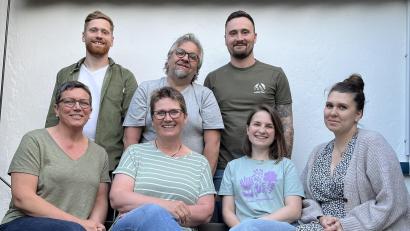 Bild: Bonsai/exb
Julian Bäumler, Josef Götz, Patrick Bäumler (von links, hinten) sowie (vorne, sitzend) Isa Will, Bettina Bäumler, Maria-Pilar Lindner, Lena Bäumler.