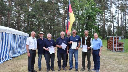 Bild: gru
Nach den Ehrungen: (von links) Werner Gebhard (Reservistenverband), Hans-Reiner Heldrich (RK-Vorsitzender)., Rudi Schmitt, Rudi Gruber, Michael Schuster (SRK-Vorsitzender), Klaus Hiltel, Dieter Kohl, Horst Embacher (BSB-Bezirksvorsitzender).