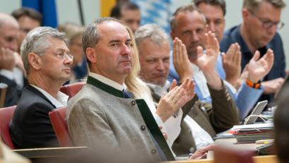 Bild: Peter Kneffel
Trotz Applaus von den eigenen Leuten: Glücklich sieht Hubert Aiwanger (vorne) am Mittwoch im Landtag nicht aus.