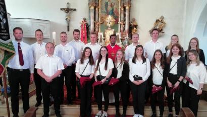 Bild: Altmann/exb
Das Bild zeigt die neuen KLJB-Mitglieder mit Pfarrer Jommon.