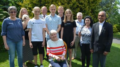 Bild: jr
90. Geburtstag feierte am Sonntag Auguste Köstler (sitzend). Der gebürtigen Landshuterin gratulierten (von links) Seniorenbeauftragte Beate Ott, Schwiegertochter Ursula, Enkel Lucas, Bürgermeister Klaus Meyer, Enkel Niclas, Sohn Hans, Enkelin Luisa, Manfred Riedl (Vater von Schwiegertochter Ursula), Christa Dietl und Pfarrer George Parankimalil (beide Expositur Ottengrün).
