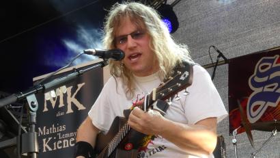 Bild: rn
Mit Songs von Rockgrößen eröffnete Mathias “Lemmy“ Kiener die Rocknächte am Hexenhäusl.