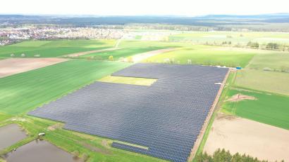 Luftbild: Greenovative 
Der Solarpark Schopperhöhe, der jetzt in Mantel ans Netz ging, ist mit einer Fläche von etwa 5,7 Hektar so groß wie acht Fußballfelder. Die Anlage produziert circa 7,9 Millionen Kilowattstunden Strom im Jahr. Das entspricht umgerechnet dem jährlichen Stromverbrauch von knapp 2250 Vier-Personen-Haushalten. Mit dem Solarpark können nach Angaben der Betreiberfirma Greenovative aus Nürnberg jährlich etwa 3700 Tonnen CO₂ eingespart werden. Der Solarpark Schopperhöhe ist die zweite von bald drei Photovoltaikanlagen in der Marktgemeinde. Bis 31. Juli ist es noch möglich, per Bürgerbeteiligung finanziell an der grünen Energiegewinnung teilzuhaben.