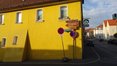 Bild: ui
Parkverbot oder Halteverbot? Welches der beiden Schilder gilt aktuell in der Adolf-Kolping-Straße in Neustadt/WN.