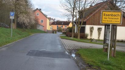 Bild: fz
Die Geschwindigkeit der Verkehrsteilnehmer wird auch auf der Einfahrt von Sankt Quirin her gemessen.