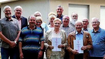 Bild: R. Kreuzer
Bei der KAB Maria Waldrast freuen sich Mitglieder über Ehrungen für ihre Treue zum Verein. Teamsprecher Hans-Jürgen Gmeiner (Sechster von rechts) überreichte neben Urkunden auch Gutscheine.