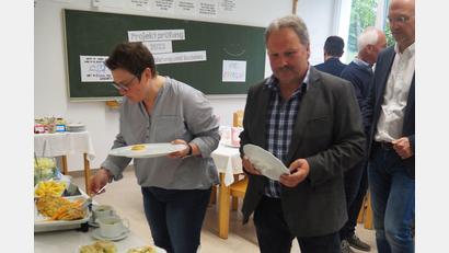 Bild: Fichtelnaabtalschule/exb
Im Bereich Ernährung und Soziales galt es, Vor-, Haupt- und Nachspeisen für ein umfangreiches Büfett zu kreieren. Zur Verköstigung waren alle fünf Bürgermeister des Schulverbandes mit der Schulleitung, der Verwaltung und Klassleitung eingeladen.