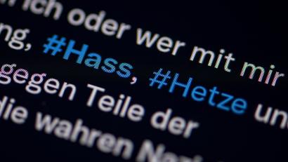 Symbolbild: Fabian Sommer/dpa
Beim bundesweiten Aktionstag der Polizei gegen Hetze im Netz hat die Polizei auch in der Oberpfalz ermittelt.