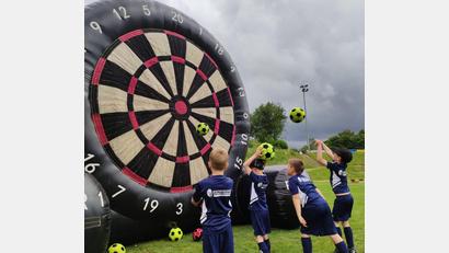 Bild: mas
Zielgenau visierten die kleinen Fußballer per Einwurf, Spannstoß oder Dropkick die überdimensionale Dartscheibe an.