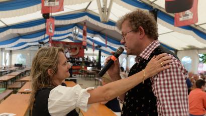 Bild: Andreas Brückmann
Braumeister Martin Sterk dankte seiner Frau Andrea Hiltl für die großartige Unterstützung beim großen Jubelfest.