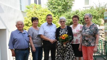 Bild: Fröhlich/exb
In einer kleinen Feierstunde verabschiedete Bürgermeister Norbert Eckl nach 32 Jahren Arbeitsleben in der Gemeinde Teunz Irmgard Bayerl (Bildmitte), die besten Wünsche für den Ruhestand gaben (von links) Altbürgermeister Klier mit Gattin und ihre Arbeitskolleginnen Anita Fleck und Christa Gschrey mit auf den Weg.