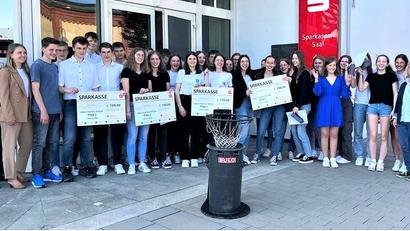 Bild: Georg Lang/exb.
Die Schülerinnen und Schüler waren mit kreativen Gründerkonzepten bei der Hans-Lindner-Stiftung im Regionalwettbewerb erfolgreich und wurden bei der Sparkasse Cham ausgezeichnet.