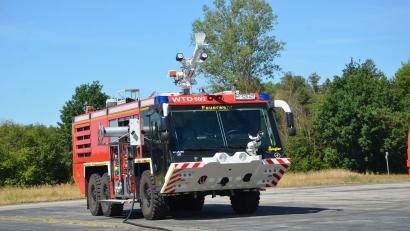 Bild: Bundeswehr/exb
Das Flugfeldlöschfahrzeug Z6 von der Bundeswehr-Feuerwehr Manching ist ein Star der Fahrzeugschau beim Tag der Bundeswehr in der Schweppermannkaserne Kümmersbruck.