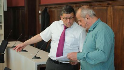 Bild: Wolfgang Steinbacher
Der Angeklagte (rechts) im Gespräch mit seinem Verteidiger Michael Schüll.