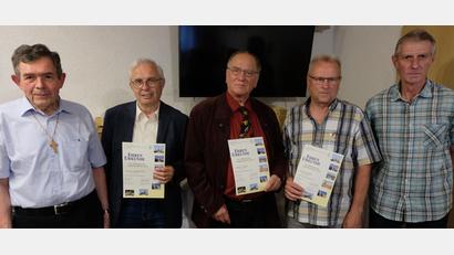 Bild: le
Ehrungen standen im Mittelpunkt der Jahreshauptversammlung des Katholischen Männervereins. Von links: Präses, Pfarrer Max Früchtl, Hans Mühlhofer, Josef Völkl, Josef Barth und Vorsitzender Hans Eismann.