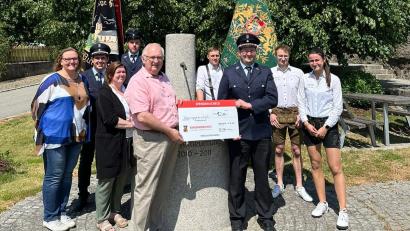 Bild: bey
Die Vertreter der Feuerwehr, des Obst- und Gartenbauvereins und der Katholischen Landjugend (KLJB) Burkhardsrieth überreichen an Herbert Putzer, Vorsitzender der Kinderkrebshilfe Oberpfalz, Region Nord, eine Spende in Höhe von 1200 Euro.