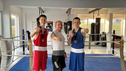Bild: mzi
Dietrich Hermann (links) und Eric Propp mit ihrem Trainer Ruslan Schönfeld in der Mitte, der sie zu diesen Erfolgen geführt hat.