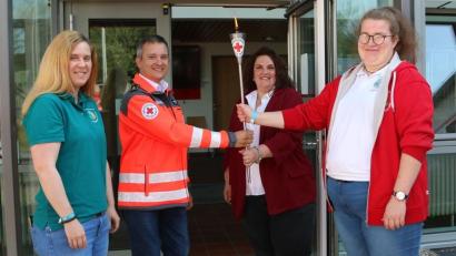 Bild: Melanie Dirscherl/exb
Feierlich übergeben sie das Licht: (von links) Natalie Wölfl, Leiterin der Jugendarbeit BRK Kreisverband Tirschenreuth, Thomas Rauch, Stephanie Busch und Isabella Seitz, Vertreterin Jugendrotkreuz Tirschenreuth.