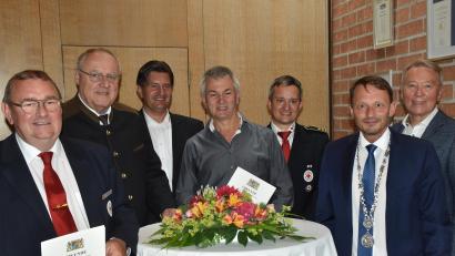 Bild: hcz
Die Geehrten Thomas Raithel (Mitte) und Bernhard Kick (links) zeigen sich im Kreis der Ehrengäste bei der Ehrung im Neuen Rathaus.