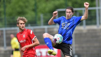 Bild: A. Schwarzmeier
Erol Özbay (rechts) in Aktion: Der 20-jährige Stürmer verlässt die SpVgg SV Weiden und wechselt zum Landesliga-Aufsteiger SC Luhe-Wildenau.