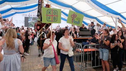 Bild: le
Eine Demonstration des ökumenischen Miteinanders bewiesen die Frauenbünde beider Religionsgemeinschaften nicht nur beim Festzug, sondern auch bei der gemeinsamen Gewinnspielaktion.