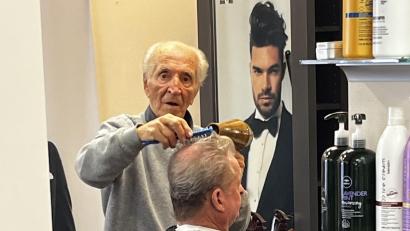 Bild: Nicole Leber/exb
Ernst Paa schneidet auch mit 92 Jahren noch Haare. Sein Markenzeichen, den Fassonschnitt, erhalten altersbedingt nur noch ausgewählte Kunden.