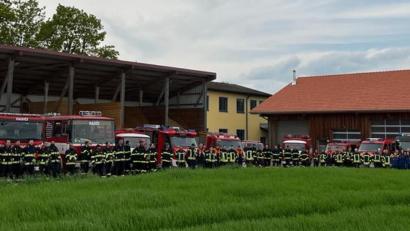 Bild: A. Pfauntsch/exb
Die Feuerwehr Weding veranstaltete in Schönsee eine Großübung mit Wehren aus Deutschland und Tschechien.