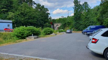 Bild: Lowak
Auch auf dem sogenannten Porzellan-Parkplatz in der Neuhauser Straße in Windischeschenbach könnten Stellplätze für Wohnmobile entstehen.