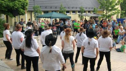 Archivbild: Houschka
Wenn im Juli das 50-jährige Gemeindejubiläum gefeiert wird, tritt an beiden Tagen eine Gruppe auf, die seit vielen Jahren zu Fensterbach gehört. Die" Cool-Liners" sind Line-Dancer, die auch schon beim "Tag der Gemeinde" im Jahr 2016 mit dabei waren.