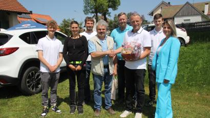 Bild: frd
Bei der Fahrschul-Eröffnungsfeier überbrachte dritter Bürgermeister Josef Fleißer (4. von links) die Glückwünsche der Stadt Schönsee und gratulierte zum unternehmerischen Mut von Alexander Holler (rechts daneben).