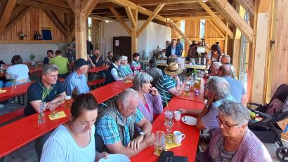 Bild: Niebauer/exb
Die Fertigstellung des neuen Dorfstadels nahm die Freie Wählergemeinschaft zum Anlass für einen Frühschoppen. Landtagsdirektkandidat Martin Scharf aus Neunburg vorm Wald war als Gastredner vor Ort.
