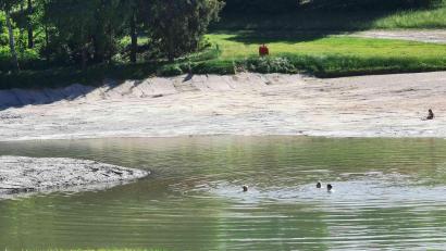 Bild: gz
Auch wenn der Naturbadesee noch nicht mit Wasser angestaut ist, fühlen sich die ersten Badegäste schon wohl.