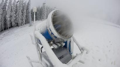 Symbolbild: Swen Pförtner/dpa
Nachhaltiger Tourismus – darüber will man im Fichtelgebirge nachdenken. In einer ersten Aussprache wurde gefragt, ob sich die Beschneiung am Ochsenkopf als K.o.-Kriterium erweisen könnte.
