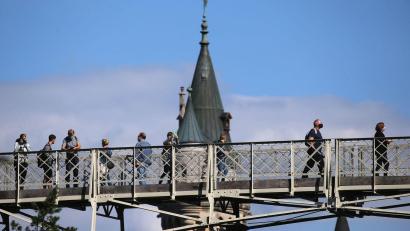 Bild: Karl-Josef Hildenbrand/dpa
Touristen stehen auf der Marienbrücke vor Schloss Neuschwanstein. In der Nähe des Schlosses hat ein Mann zwei Frauen angegriffen und verletzt. Eine der Frauen starb.
