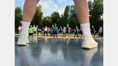 Gelungene Premiere: Zum ersten Feierabend-Workout auf der Bleichwiese beim ACC kamen am Mittwochabend so viele Interessierte, dass selbst die Veranstalter überrascht waren.