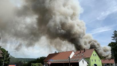 Bild: Stephan Huber
In Gärmersdorf bei Amberg brennt eine Scheune, rund 80 Feuerwehrleute sind hier im Einsatz.