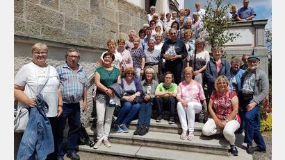 Bild: bey
Pleysteins ehemaliger Stadtpfarrer Pater Hans Ring wird von der Reisegruppe des Katholischen Frauenbundes nach der Führung durch die Wallfahrtskirche Pöstlingsberg in die Mitte genommen, nachdem ihm vorher noch ein Korb mit Oberpfälzer Köstlichkeiten übergeben worden war.