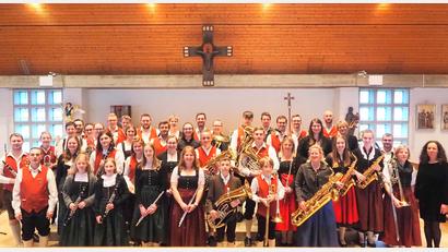 Bild: Franz Mädler/exb
Die Musikkapelle Ursensollen erhält bei ihrem Frühjahrskonzert in der Kirche in Hohenkemnath tosenden Applaus.