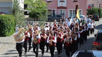 Bild: mrr
Die Blaskapelle St. Georg Rieden sorgt bei ihrem Sommerfest den ganzen Tag über mit ihrer Musik für eine ausgelassene Stimmung. Den Auftakt macht ein Festzug.