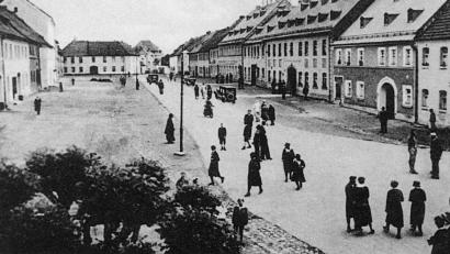 Bild: Archiv Stadt Mitterteich/exb
Große kahle Flächen, nur ein einziger Baum: So sah es am Oberen Markt in Mitterteich im Jahr 1935 aus, wie das Motiv einer alten Postkarte aus dem Stadtarchiv zeigt. Vielleicht sehne sich der Verantwortliche für die Anbohrung der Winterlinde nach einer solchen Ansicht, meint Werner Männer, Vorsitzender des Arbeitskreises Heimatpflege.