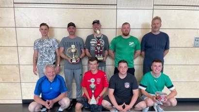 Bild: TSV Neualbenreuth/exb
Den Sieg bei der Tischtennis-Marktmeisterschaft holte sich Spartenleiter Jürgen Heinl (stehend, Mitte).