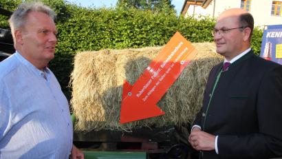 Bild: kro
Georg Rubenbauer und Finanzminister Albert Füracker vor dem neuesten Werk von Rubenbauer, der "Ballendrehschure".